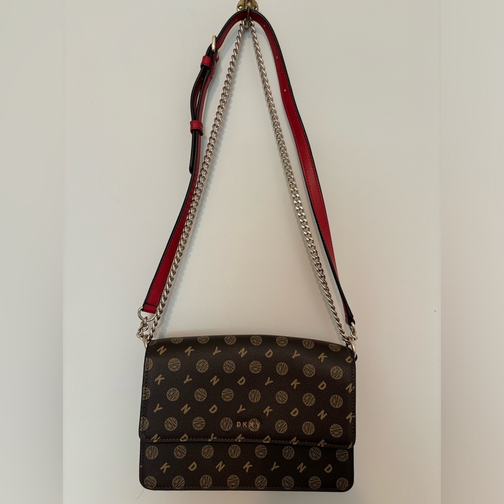 NEW Women’s DKNY brown and red pebble logo crossbody shoulder purse bag